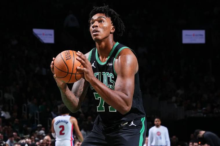 凯尔特人内线新秀在攻防两端都颇有特点，但他还是很难得到机会？